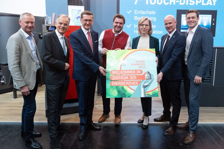 Die Verleihung der begehrten Auszeichnung „EnergieGenie“ findet im Rahmen des Eröffnungsrundgangs statt: Hier eine der Verlehungen aus dem Jahr 2024 an Hargassner.