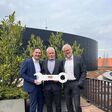 Stefan Babsch (rechts) und Matthias Plattner (links) begrüßen den Geschäftsführer von Instalace Praha Jaroslav Štoček (mittig) in der Strabag PFS Unternehmensgruppe.