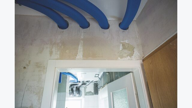 Ausgehend vom Deckengerät im Badezimmer verlaufen die Rohre unter der Decke entlang in die einzelnen Räume.