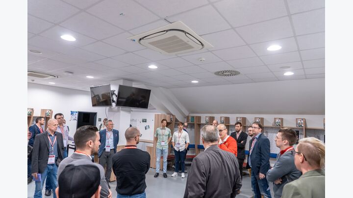 Besichtigt wurden unter anderem die Spielerumkleidekabinen, die Rapid-Kapelle sowie der berühmte Presseraum.