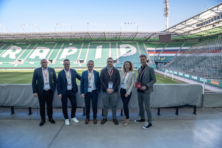 Manuel Speiseder (Condair), Jürgen Obmauer (Belimo), Gerhard Hafenscher (Condair), Amir Ibrahimagic (Konvekta), Silke Ortner (Konvekta) und Moderator Thomas Mussger (v.l.n.r.) hießen die Besucher*innen bei Austrian Efficiency Excellence in Wien willkommen.