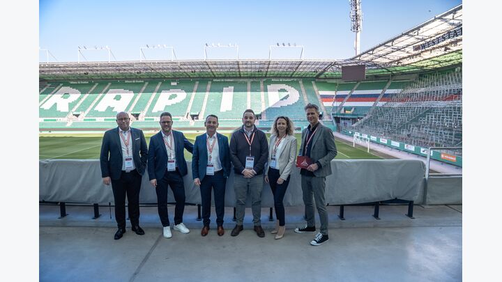 Manuel Speiseder (Condair), Jürgen Obmauer (Belimo), Gerhard Hafenscher (Condair), Amir Ibrahimagic (Konvekta), Silke Ortner (Konvekta) und Moderator Thomas Mussger (v.l.n.r.) hießen die Besucher*innen bei Austrian Efficiency Excellence in Wien willkommen.