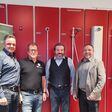 Ab sofort unterstützt Schell Austria Armaturen Berufsschulen mit lehrplankonformen Schulungsreihen zu den Themen Trinkwasserhygiene und Nachhaltigkeit. Geschäftsführer Walter Berger (rechts) und Außendienstberater Kruno Puklavec (links) von Schell freuen mit Direktor Bernhard Swatek (2. von links) und Stv. Direktor Thomas Wendler (3 von links) von der Wiener Berufsschule für Sanitär-, Heizungs- und Klimatechnik über die Kooperation.