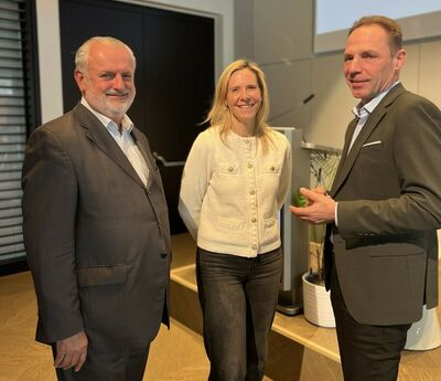 © ÖGNI GmbH / Daniel Pöckl Peter Engert, Geschäftsführer ÖGNI, Claudia Brey, ÖBB-Immobilienmanagement und Andreas Köttl, Präsident ÖGNI (v.l.n.r.)