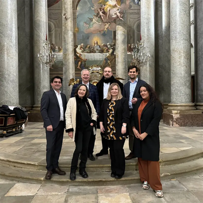 © Stadtgemeinde Korneuburg Bürgermeister Christian Gepp, Sängerin Maria Bill, Gernot Schubert, Geschäftsführer Validus Gruppe, Christoph Frühwirth, Geschäftsführer Validus Gruppe, Gemeinderat Klaus Michal, Melanie Lopin und Suzanna Futterknecht, beide art:phalanx Projektmanagement in der ehemaligen Augustinerkirche.