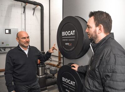 © WATERCryst Wassertechnik GmbH Der verantwortliche Haustechniker sucht Benjamin Kopetz-Hunke (rechts) im Gespräch mit Stefan Köhler von Watercryst (links).