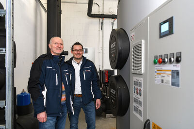 © WATERCryst Wassertechnik GmbH Dank umfassender Vorarbeiten konnten Abteilungsleiter Tobias Ernst (rechts) und Teamleiter Josef Gutscher (links), beide Stingl GmbH, den Umschluss auf die neue Kalkbehandlung inklusive ebenfalls neuer Druckerhöhungsanlage innerhalb von nur zwei Nachtschichten realisieren.