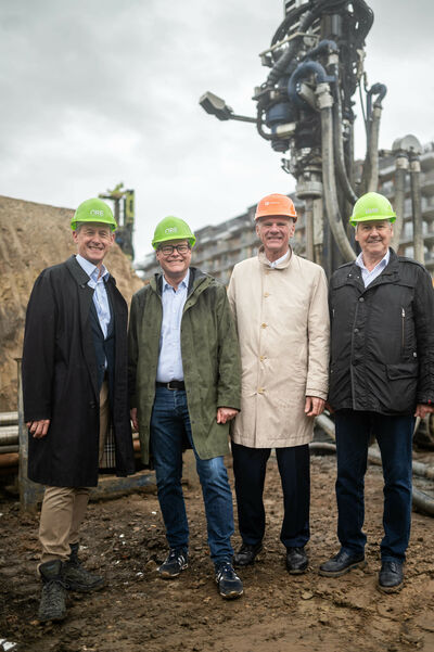 © Stefan Seelig ARE-Geschäftsführer Gerald Beck, Klimastadtrat Jürgen Czernohorszky, Wien Energie-Geschäftsführer Michael Strebl und Bezirksvorsteher Erich Hohenberger (v.l.n.r.) beim Setzen der letzten Erdsonden im Village im Dritten.