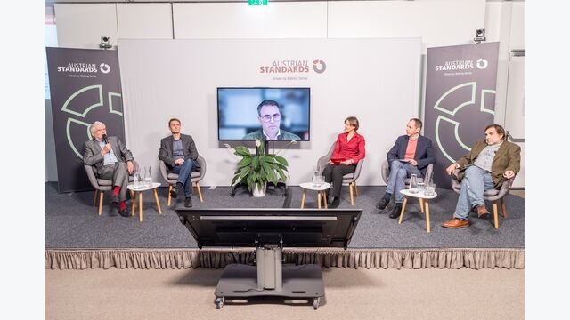 Baustammtisch mit Peter Maydl, Zivilingenieur für Bauwesen von der Kammer der Ziviltechniker*innen, Andreas Pöschko, Jurist und Teamleiter bei der Mietervereinigung, Anton Rieder, Bundesinnungsmeister-Stellvertreter Bau der WKO, Moderatorin Gudrun Ghezzo, Stefan Wagmeister, Komitee-Manager bei Austrian Standards International und Team-Lead Standards für das Bauwesen sowie Deputy Head of Standards Development und Robert Jansche. Vorstand österreichisches Institut für Bautechnik (v.l.n.r.)