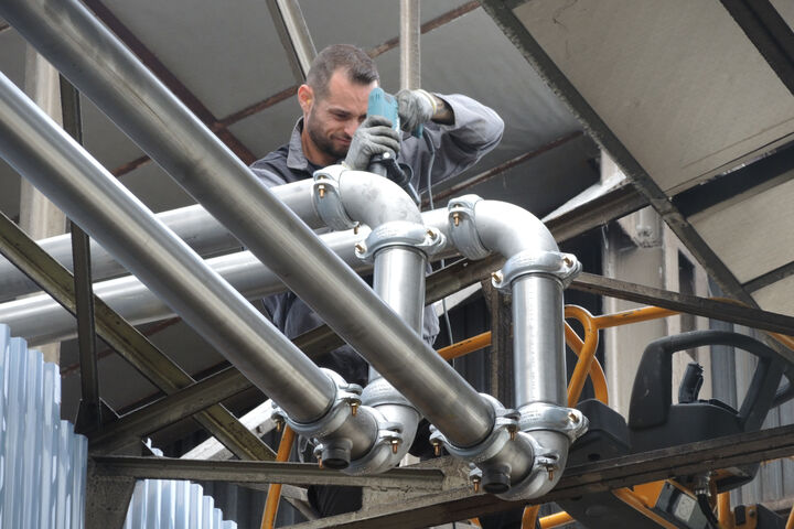 Mechanische Rohrverbindungen mit genuteten Rohrenden erzeugen während der Montage keine Emissionen.