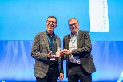 © Christof Hütter Wolfgang Furch (links) übergibt Rudolf Piepenborn (rechts), Verkaufsleitung Judo Niederlassung Österreich, den Industrie-Award 2024.