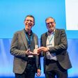 Wolfgang Furch (links) übergibt Rudolf Piepenborn (rechts), Verkaufsleitung Judo Niederlassung Österreich, den Industrie-Award 2024.