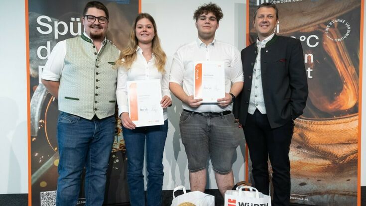© Roland Pelzl /Cityfoto (v. l. n. r.): Matthias Lorenz, Lehrlingsausbildner Hargassner, Victoria Vierlinger, Jonas Kößlbacher, Christoph Buchbauer (Hargassner Geschäftsführung).