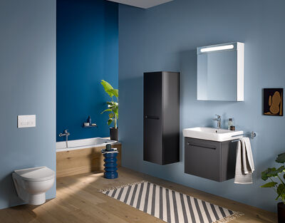 © Duravit AG Blaue Aussicht: Zusammen mit den anthrazitfarbenen Möbeln der Serie Duravit No. 1 schaffen die in verschiedenen Blautönen gehaltenen Wände ein harmonisches Ambiente.