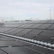 E-Autos beim Möbelkauf laden: Ikeas Carportanlage in Berlin-Waltersdorf regeneriert die Großwärmepumpe und erzeugt Sonnenstrom.