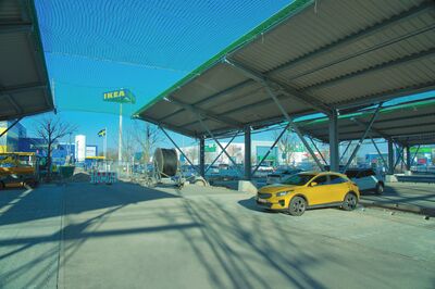 E-Autos beim Möbelkauf laden: Ikeas Carportanlage in Berlin-Waltersdorf regeneriert die Großwärmepumpe und erzeugt Sonnenstrom.