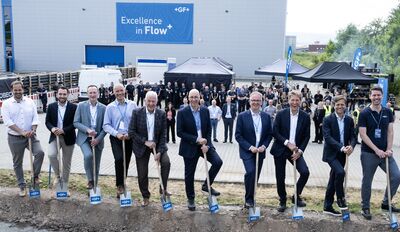Den feierlichen Spatenstich führten aus: Raik Grimm von Goldbeck, Alexander Decker von LIP Invest, Michael Ziegler, Stellvertretender Landrat Landkreis Hassberge, Ralf Kettner, Geschäftsführer GF Building Flow Solutions Haßfurt, Günther Werner, Erster Bürgermeister Stadt Haßfurt, Andreas Müller, Chief Executive Officer GF, Michael Rauterkus, President GF Building Flow Solutions, Thomas Fuhr, Chief Technology Officer GF Building Flow Solutions, Alexander Taft von bauwo, und Jean-Sebastian Weber, Senior Director Supply Chain GF Building Flow Solutions (v.l.n.r.)