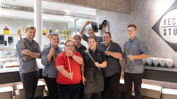 Viktoria Vierlinger im Kreis der Kollegen vom Restaurant.