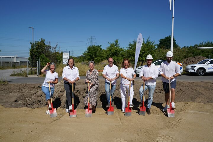 Barbara Steiner, Martin Zagler, Magdalena Botha, Michael Krüger, Birgit Kagerer-Wiesinger, Matthias Tröstl, Benjamin Lehner beim Spatenstich für die neue Soluto-Zentrale (v.l.n.r.)
