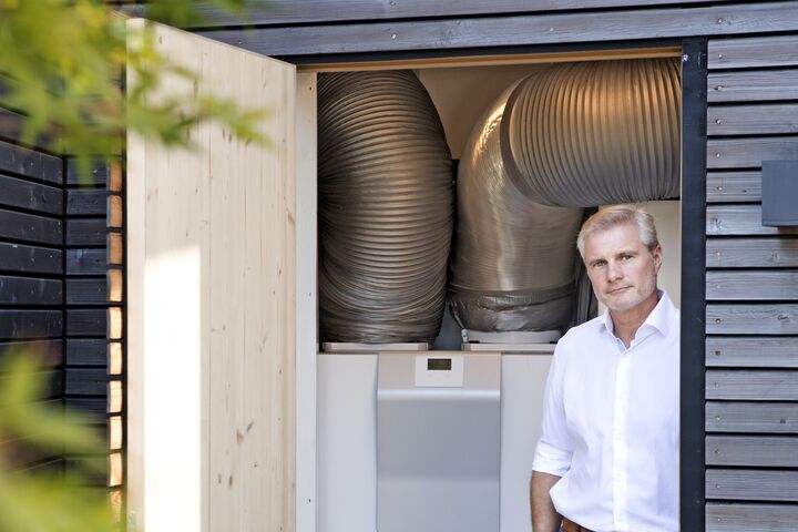 „Die Wärmepumpentechnik vereint Kühl- und Wärmefunktion in einem Gerät. Damit sind die privaten Haushalte gut aufgestellt, um die Temperatur in den Wohnräumen sowohl im Sommer als auch im Winter klimafreundlich zu regulieren", betont Thomas Mader, Geschäftsführer von Stiebel Eltron.
