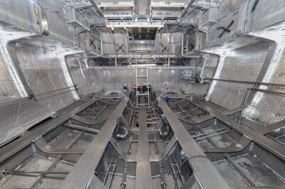 Im Schiffsrumpf des Polizeiboots werden die Mapress Leitungen für die Heizung und Kühlung verlegt, bevor der Innenausbau beginnt. Alle verwendeten Materialien, so auch die Mapress Edelstahl und Mapress Therm Rohrsysteme, werden im Schiffsbau harten Zulassungsprüfungen unterzogen.
