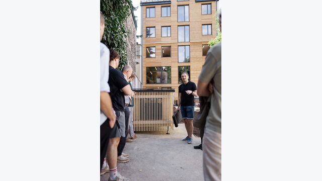 Absorber vor dem Roots Haus