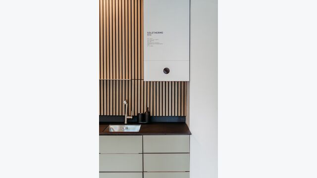 Die Wohnungswärmepumpe hat Roots in OEM-Produktion entwickelt, ait Deutschland und Qvantum aus Schweden stehen als Partner zur Seite.