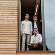 Gerald Stangl, Hüseyin Özcelik kniend und Florian Hackl-Kohlweiss (v.l.n.r.) im Roots Haus in der Linzer Straße.