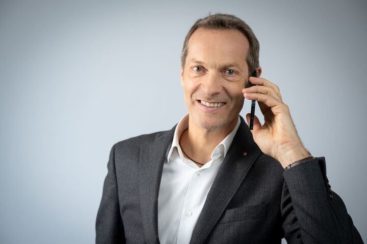 Wolfgang Kradischnig ist Miteigentümer der Delta Gruppe, CEO der Delta AG und Geschäftsführer von Delta Pods Architects ZT. Er ist Vorstandsmitglied der IG Lebenszyklus Bau, der Kammer der Ziviltechniker*innen für Wien, Niederösterreich und Burgenland sowie des Verbands der Ziviltechniker- und Ingenieurbetriebe VZI. 