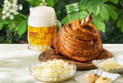 Schweizerhaus Bier Stelze Krautsalat