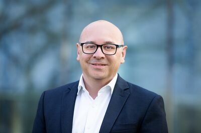 Clemens Neubauer ist einer der technischen Geschäftsführer der pde Österreich. Er ist seit 2012 in der Porr tätig, hat dort das Team der BIM Excellence mit mittlerweile 85 BIM-Expert*innen aufgebaut und verantwortet neben BIM auch die Themen „Lean“ und „Nachhaltigkeit“, die unter dem Namen pde Solutions zusammengefasst sind.