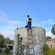 Batuhan Caliskan bei der Abdichtung des Wassertanks im Spital: „Man sieht und erlebt Dinge, die man in Europa nicht kennt“