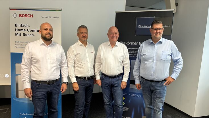 Das Bosch-Team präsentiert die Hybrid-Heizung: Sebastian Debes, Sasa Lenz-Jevtic, Helmut Weinwurm und Adrian Adolf (v.l.n.r.).