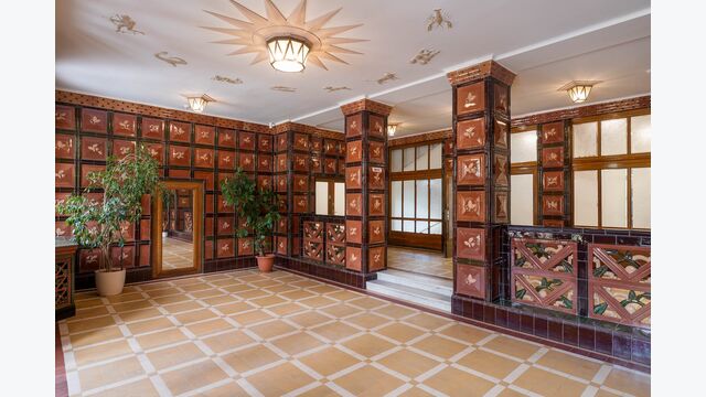 Brand- und Denkmalschutz in Einklang: Mit einer Sonderlösung und Kompensationsmaßnahmen im Brandschutzkonzept konnte das opulent ausgestattete Bestandstreppenhaus im Originalzustand erhalten werden.