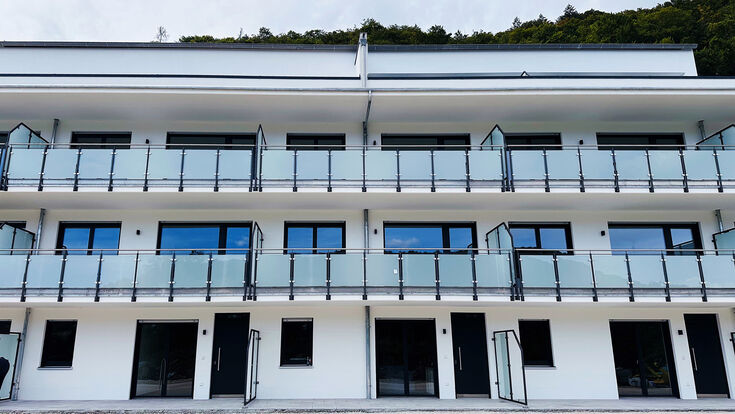 Quasi unsichtbar: Beim Neubau im Altmühltal wurden Blauberg-Lüftungsgeräte vollständig im Mauerblock am Rollladenkasten integriert, ohne außenliegende Hauben oder Mauerdurchbrüche.