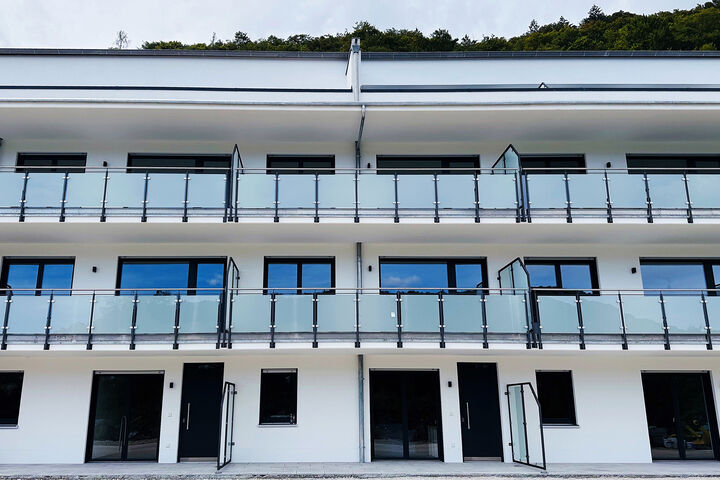 Quasi unsichtbar: Beim Neubau im Altmühltal wurden Blauberg-Lüftungsgeräte vollständig im Mauerblock am Rollladenkasten integriert, ohne außenliegende Hauben oder Mauerdurchbrüche.