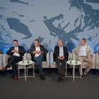 Dieser TGA Round Table bietet damit einen Überblick über die Chancen der Wärmepumpen-Sanierung für Mehrfamilienhäuser. Mit: TGA-Chefredakteur Klaus Paukovits, Michael Müller, Leiter Sparte HKLS bei Hausservice Objektbewirtschaftung (HOB), Walter Salzmann, Teamkoordinator Sales und Key Account Manager bei Austria Email, Ernst Bach, Vorstandsvorsitzender der Sozialbau AG, Lukas Prenner, Gründer und Geschäftsführer Energyfamily und Martin Hagleitner, CEO der Austria Email AG (v.l.n.r.).