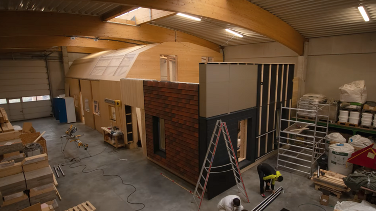 Blick in das BOKU-Roboterlabor in Groß-Enzersdorf, wo der Montageprozess der Holzfassaden getestet wurde.