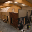 Blick in das BOKU-Roboterlabor in Groß-Enzersdorf, wo der Montageprozess der Holzfassaden getestet wurde.