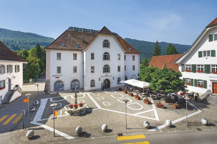 Historisches Gebäudeensemble des Hotels im Herzen von Balsthal.