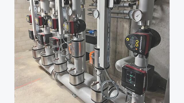 Heizungsverteilung mit All-in-one-Mischkreislösung Grundfos Mixit und Sekundärkreispumpen vom Typ Magna3.