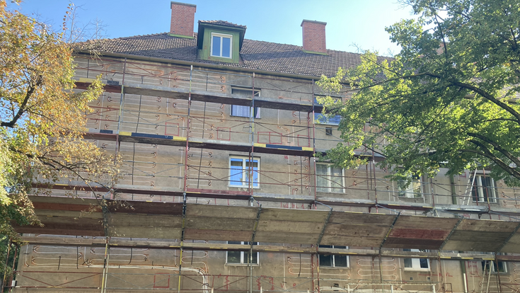 Anbringung der Heizungsrohre in der Fassade in der Eichendorffgasse.