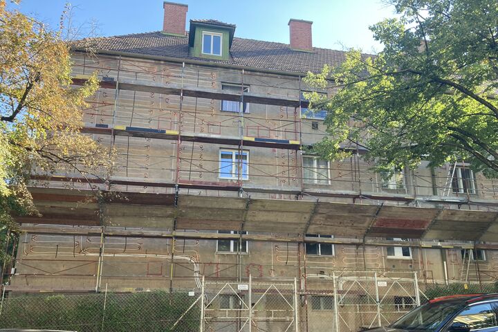 Anbringung der Heizungsrohre in der Fassade in der Eichendorffgasse.