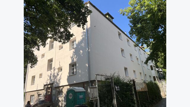 Frontansicht des Gebäudes nach Fertigstellung der Arbeiten an der Fassade in der Eichendorffgasse.