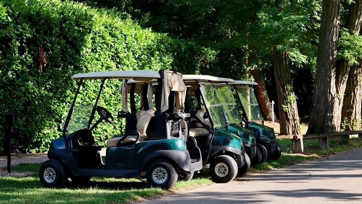 Mit der Grauwasseranlage GOtec bietet Dehoust eine auch mobil einsetzbare Lösung für die Abwasseraufbereitung auf Golfplätzen an. Die Aufbereitung des anfallenden Grauwassers samt PV-Anlage für den Betrieb reduziert den CO₂-Fußabdruck.
