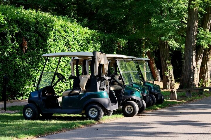 Mit der Grauwasseranlage GOtec bietet Dehoust eine auch mobil einsetzbare Lösung für die Abwasseraufbereitung auf Golfplätzen an. Die Aufbereitung des anfallenden Grauwassers samt PV-Anlage für den Betrieb reduziert den CO₂-Fußabdruck.