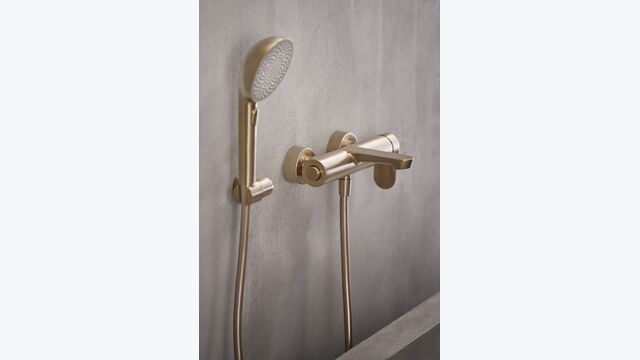 In Kombination mit der Serie HansaAurelia (auf diesem Bild die Handbrause) wird die Bad- und Duscharmatur in Bronze gebürstet zum Blickfang im Bad.
