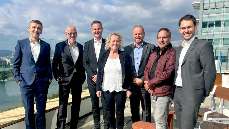 Hermann Wagner, Direktionsleiter Operative TGA Österreich, Stefan Babsch, Unternehmensbereichsleiter Strabag PFS Unternehmensgruppe, Norbert Herzog, Direktionsleiter Operative TGA Österreich, Irene Ebner, Kagerer GmbH & Zenodom, Christian Ebner, Kagerer-Gruppe & Zenodom, Gerald Reichinger, Kagerer Services und Paul Köster, Strabag M&A (v.l.n.r.)