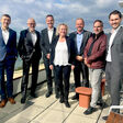 Hermann Wagner, Direktionsleiter Operative TGA Österreich, Stefan Babsch, Unternehmensbereichsleiter Strabag PFS Unternehmensgruppe, Norbert Herzog, Direktionsleiter Operative TGA Österreich, Irene Ebner, Kagerer GmbH & Zenodom, Christian Ebner, Kagerer-Gruppe & Zenodom, Gerald Reichinger, Kagerer Services und Paul Köster, Strabag M&A (v.l.n.r.)
