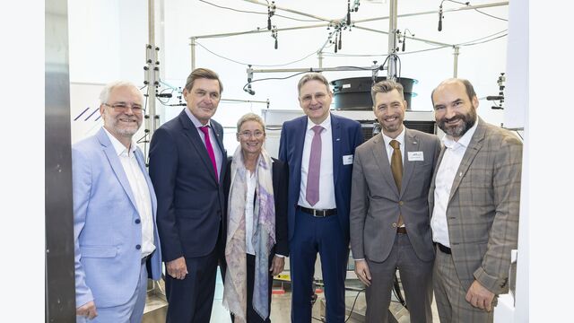Thomas Fleckl, AIT, Peter Hanke, Innovationsminister BMIM,, Brigitte Bach, AIT, Andreas Kugi, AIT, Alexander Svejkovsky, AIT und Friederich Kupzog, AIT (v.l.n.r.) bei der Eröffnung des Wärmepumpen-Labors.